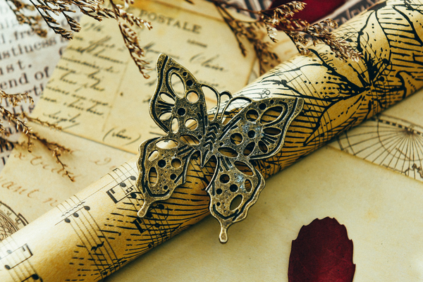European Style Ins Retro Posing Decorative Pendant