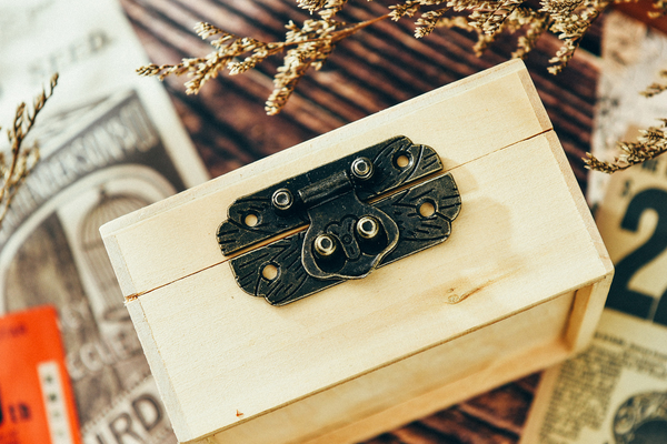 European Style Ins Retro Posing Decorative Pendant