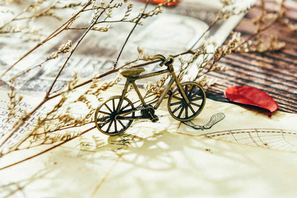 European Style Ins Retro Posing Decorative Pendant